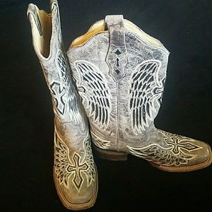 Corral Vintage wings and cross sequin boots!